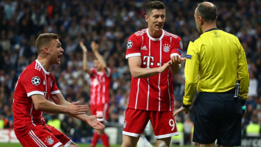 Pemain Bayern Munich memprotes wasit di laga melawan Real Madrid