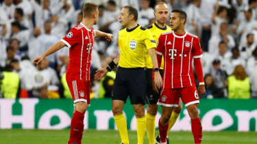 Pemain Bayern Munich memprotes wasit di laga melawan Real Madrid