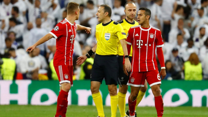 Pemain Bayern Munich memprotes wasit di laga melawan Real Madrid