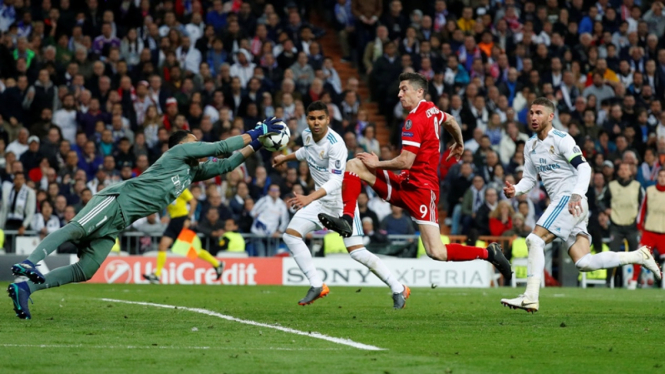 Kiper Real Madrid, Keylor Navas, melakukan penyelematan gemilang