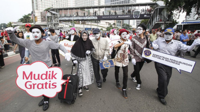 Pantomim melakukan aksi teatrikal saat Hari Bebas Kendaraan Bermotor di kawasan Bundaran HI, Jakarta, Minggu (22/4). Aksi ini dilakukan sebagai bentuk sosialisasi program mudik gratis bersama Kementerian BUMN tahun 2018. - Antara/Dhemas Reviyanto