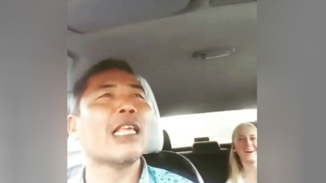 Percakapan sopir taksi dan penumpang bule cantik.