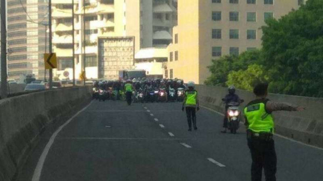 Puluhan pemotor dicegat polisi di Jalan Layan Non Tol Kasablanka, Jakarta Selata