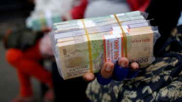Setumpuk uang kertas rupiah. 