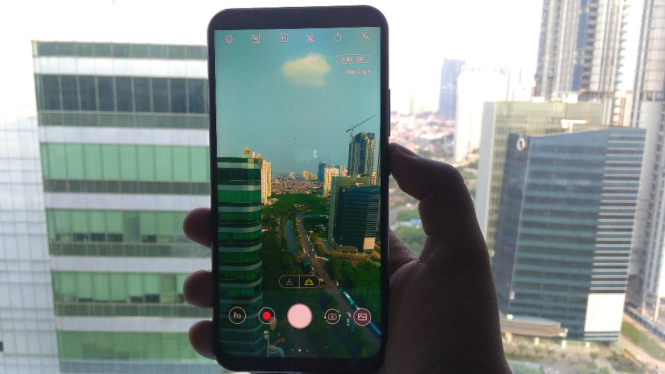Asus Zenfone 5 dengan bentang layar 6,2 inchi.