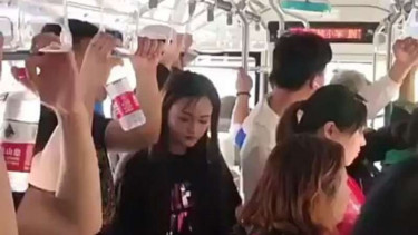 Ulah kocak gadis cantik saat naik bus