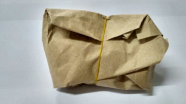 Kertas pembungkus nasi.