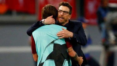 Pelatih AS Roma, Eusebio Di Francesco saat hadapi Liverpool.