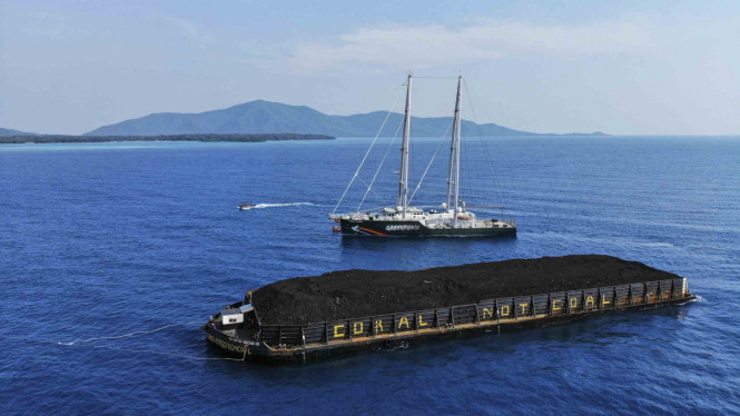 Kapal Tongkang Batu Bara di Karimunjawa