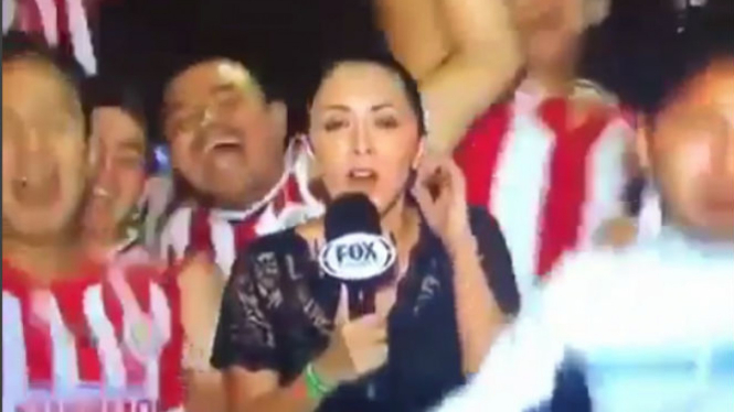 Reporter bersama pendukung klub sepakbola.