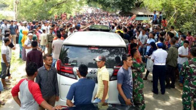 Ratusan massa hadang mobil Dirjen Kemensos.