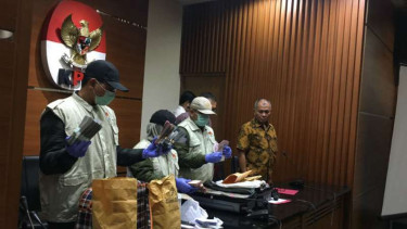 Keterangan pers penangkapan anggota DPR Fraksi Partai Demokrat, Amin Santono. 