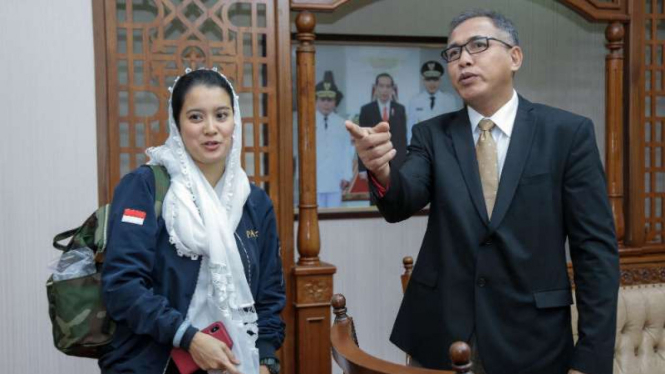 Marcella Zalianty (kiri) saat bertemu dengan Wakil Gubernur Aceh Nova Iriansyah untuk membicarakan rencana penggarapan film tentang Laksamana Malahayati di Banda Aceh pada Sabtu, 5 Mei 2018.