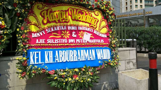 Karangan bunga dikirimkan kel. (alm) Gus Dur kepada cucu (alm) Soeharto.