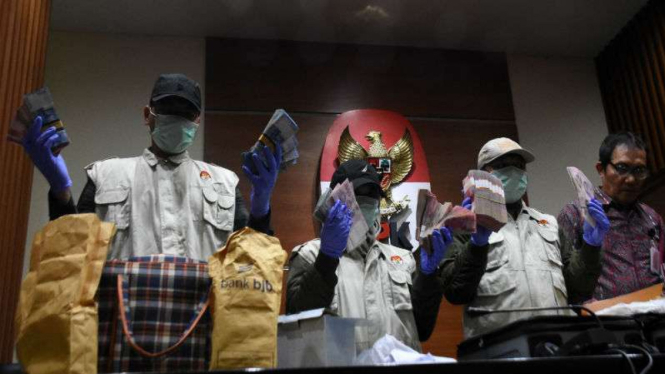 KPK menunjukan barang bukti suap OTT Anggota DPR Amin Santono