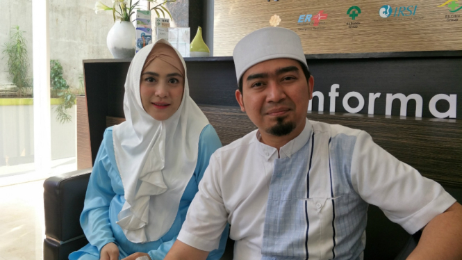 Ustaz Solmed dan April Jasmine.