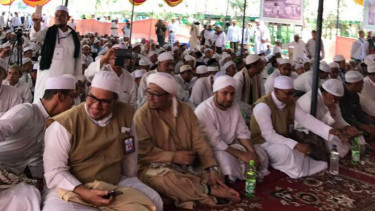 Kegiatan ziarah kubro di Kampung Sei Bayas, permakaman Al Habib pangeran Syarif Ali Bsa, di kota Palembang, Sumatra Selatan, pada Minggu, 6 Mei 2018.