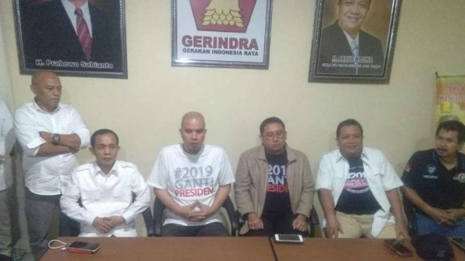 Wakil Ketua Umum Partai Gerindra Fadli Zon bersama musisi Ahmad Dhani serta petinggi Partai saat memberikan keterangan pers di Semarang pada Minggu, 6 Mei 2018.