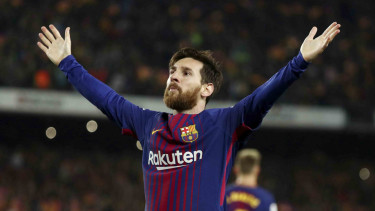 Pemain Barcelona, Lionel Messi mencetak gol