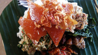 Ke Bali, Anthony Bourdain Makan di Babi Guling Pande Egi