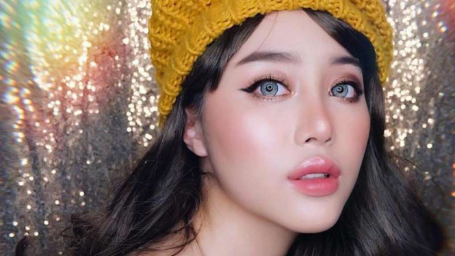  Janine Intansari