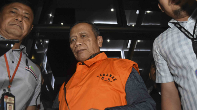 Anggota Komisi IX DPR Fraksi Partai Demokrat Amin Santono (tengah) ditangkap KPK.