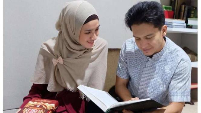 Dhini Aminarti dan Dimas Seto shalat bersama 