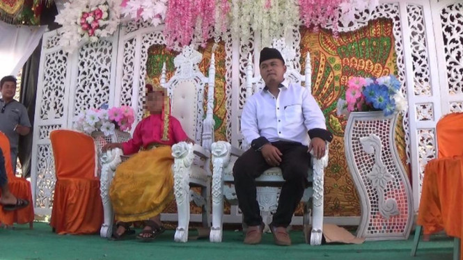 Panggung yang semula dirancang untuk pelaminan kedua mempelai diubah dan diperuntukkan acara sunatan adik bungsu SR, calon mempelai perempuan. - Zul Pattingalloang
