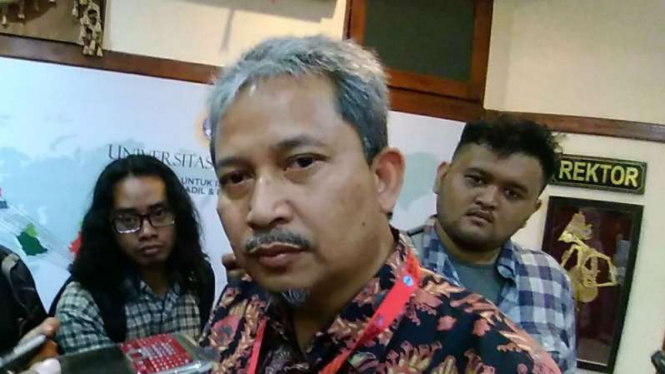 Rektor ITS  Joni Hermawan