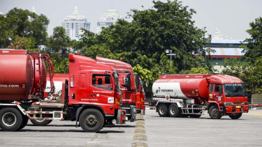 Pengisian Bahan Bakar di TBBM.