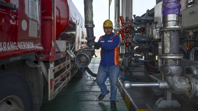 Pengisian Bahan Bakar di TBBM Plumpang