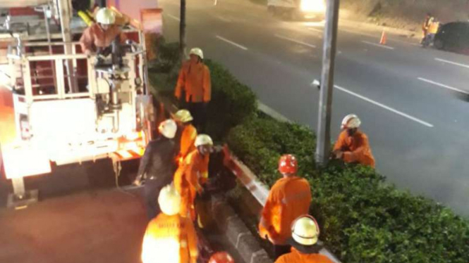 Petugas pemadam sedang mengevakuasi warga gantung diri di Jalan tol.