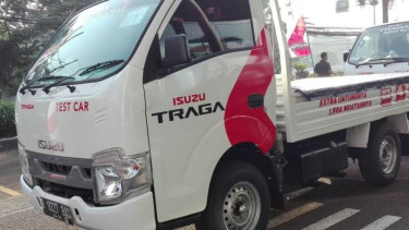 Isuzu Traga dites puluhan awak media.