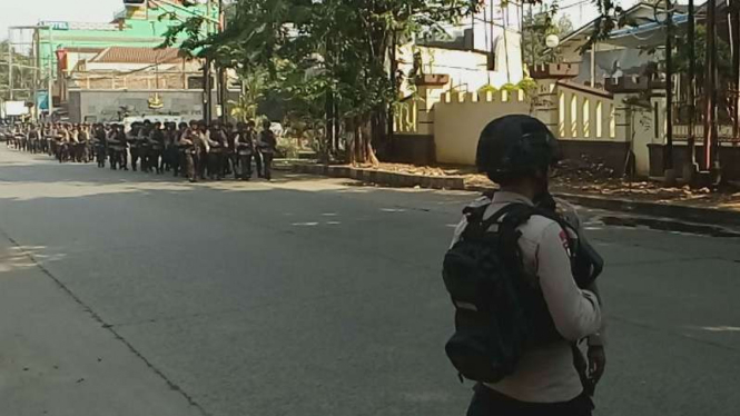 Pasukan Brimob bersiaga di depan markas mereka di Depok, Jawa Barat, pada Rabu, 9 Mei 2018.