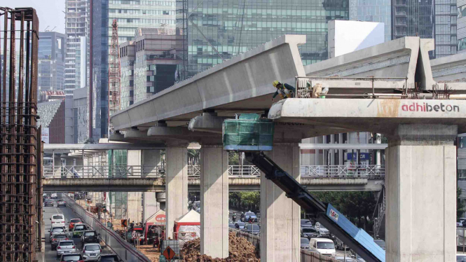 Proyek Light Rail Transit (LRT) Jabodebek lintas pelayanan dua Cawang-Dukuh Atas di kawasan Kuningan, Jakarta Selatan