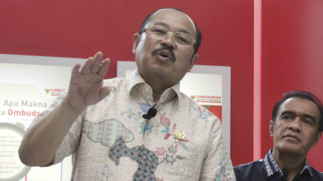 Ketua Ombudsman RI, Amzulian Rifai (kiri)