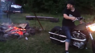 Keren, Orang ini Bikin Api Unggun dengan Harley Davidson
