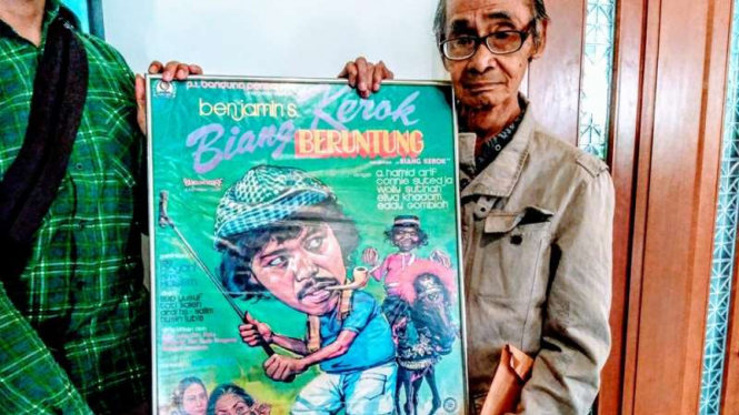 Syamsul Fuad membawa poster film Benyamin Biang Kerok