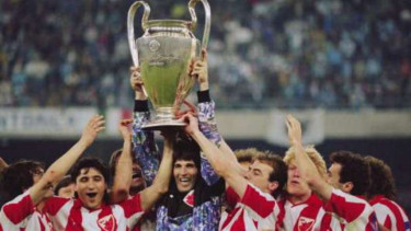 Red Star Belgrade juara European Cup 1990-91.