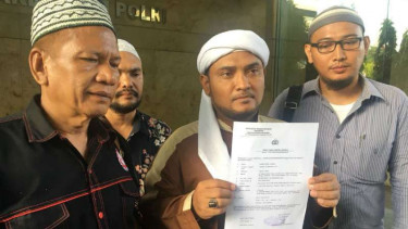 Novel Bamukminsaat melaporkan akun medsos penghina Rizieq Shihab ke polisi.