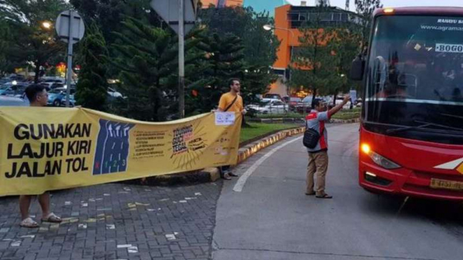 Kampanye penggunaan lajur kiri jalan tol.