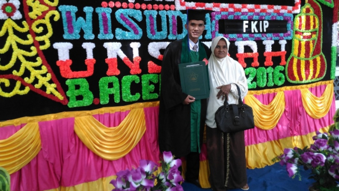 Aula Andika bersama ibunya