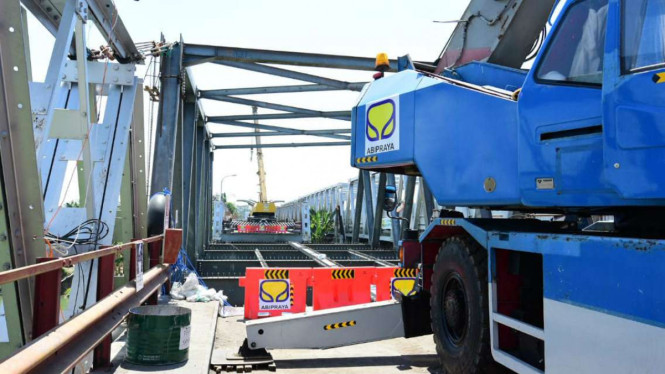 Perbaikan jembatan cincin lama Tuban oleh Kementerian PUPR.