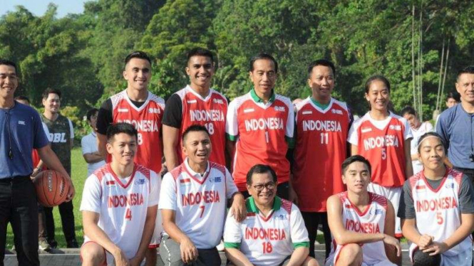 Presiden Joko Widodo sebelum bermain basket di Istana Bogor