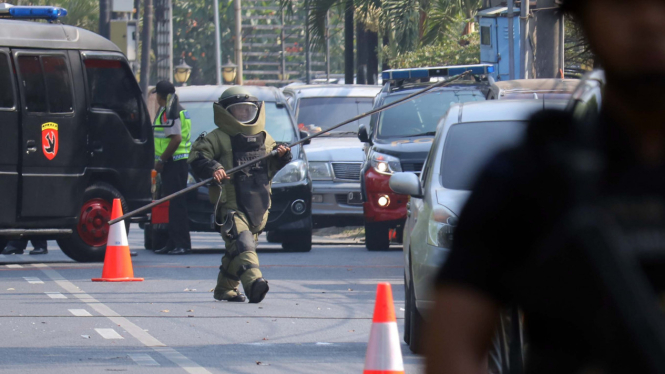 Petugas Penjinak Bom (Jibom) melakukan identifikasi ledakan di Gereja Katolik Santa Maria di Surabaya