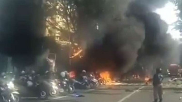 Kobaran api akibat ledakan bom di salah satu gereja di Surabaya.