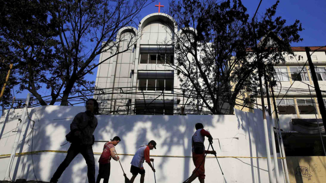 Warga Bersihkan Gereja Surabaya Pasca Bom.