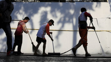 Warga Bersihkan Gereja Surabaya Pasca Bom