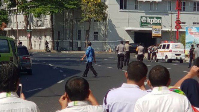 Suasana di sekitar Mapolrestabes Surabaya pasca ledakan bom.