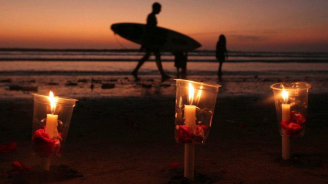 Pemandangan kala senja di Pantai Kuta Bali.